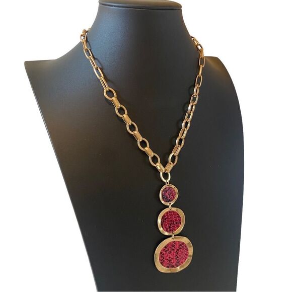 Hammered Matte Gold Tone Graduated Circle Drop Necklace. - Picture 2 of 5